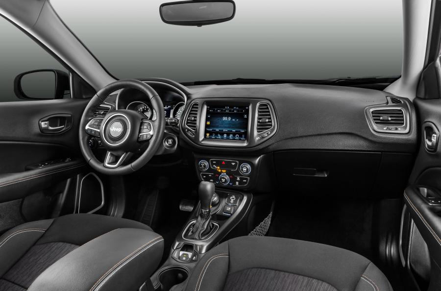 Интерьер Jeep Compass Longitude 4x4 2016 года  (LA) (фото 13 из 26)